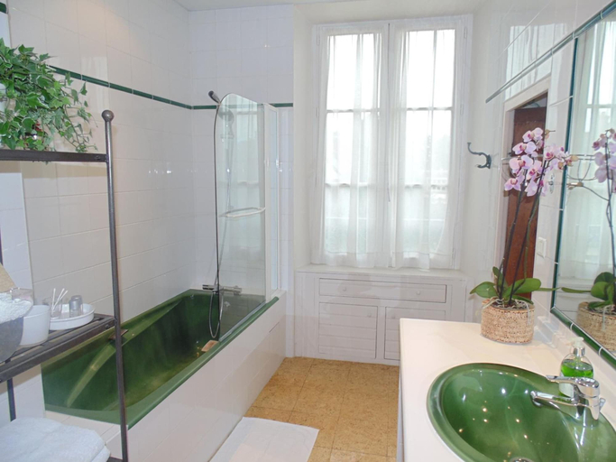 Bathroom 5, Le Clos Saint Nicolas, Yvelines