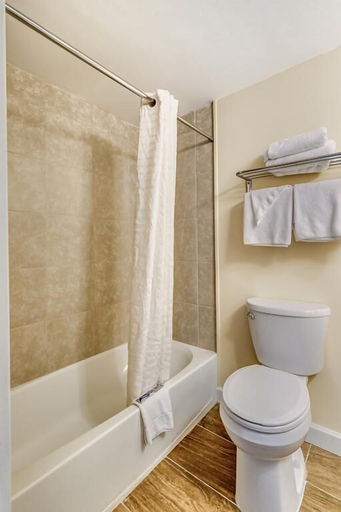 Bathroom 3, Rodeway Inn, Horry