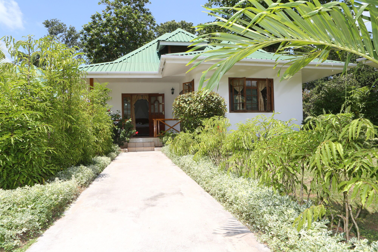 Exterior & Views 2, Le surmer self catering chalets