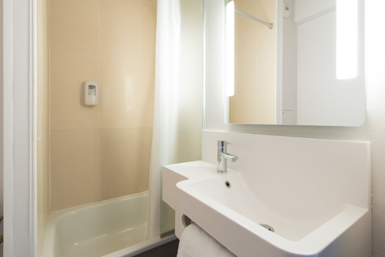 Bathroom 4, B&B HOTEL Blois Sud Vineuil, Loir-et-Cher