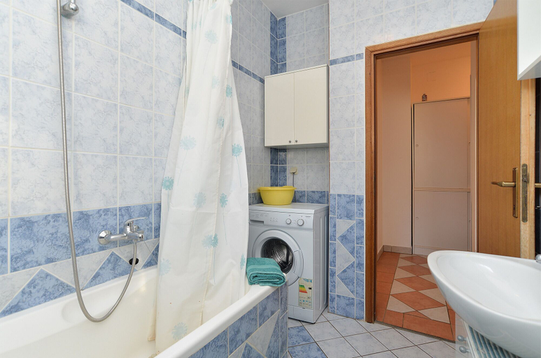 Bathroom 3, Apartment 1982, Medulin