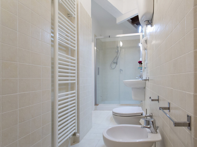 Bathroom 3, Palazzo Piccolomini, Siena