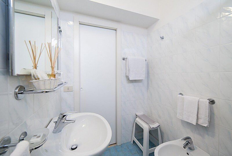 Bathroom 2, Hotel Carignano, Rimini