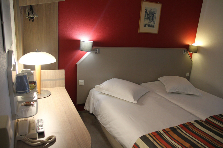 Bedroom 2, Doubs Hotel - Hostel, Doubs