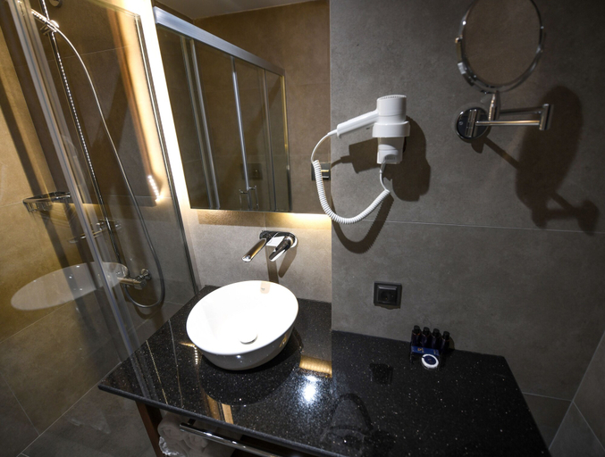 Bathroom 5, Ref Inn Hotel, Merkez
