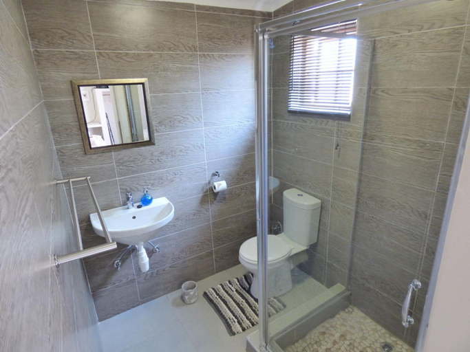 Bathroom 2, Villa Africa Guesthouse, Tsumeb