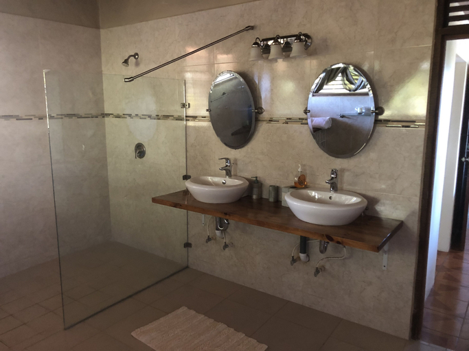 Bathroom 4, Chateau Devaux Cliff Top Villa
