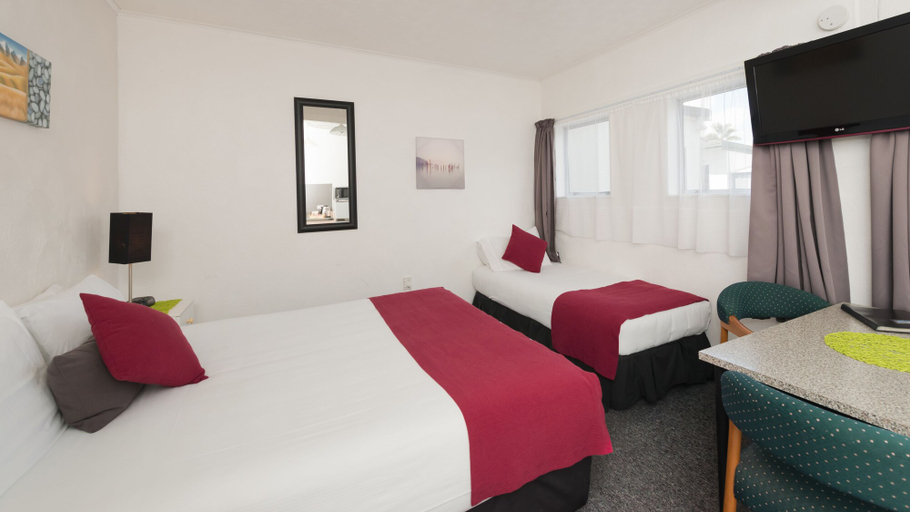 Bedroom 3, Anchorage Motel, Far North