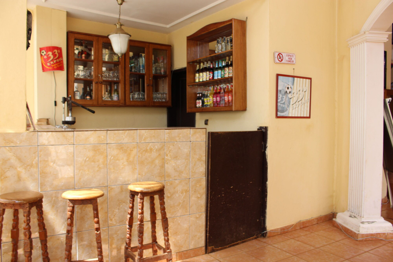 Food & Drinks 4, Hôtel Place de La Météo, Menoua