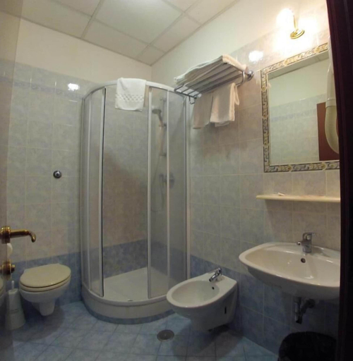 Bathroom 5, Ferrari, Roma