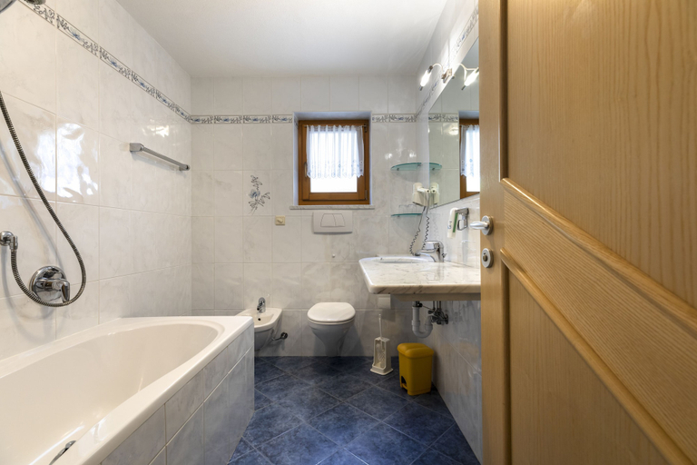 Bathroom 4, Hotel Kronhof, Bolzano