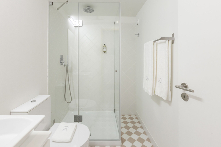 Bathroom 5, BO - Almada 346, Porto