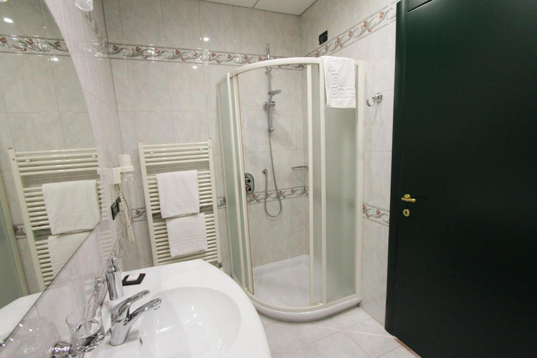 Bathroom 4, Hotel Europa, Biella