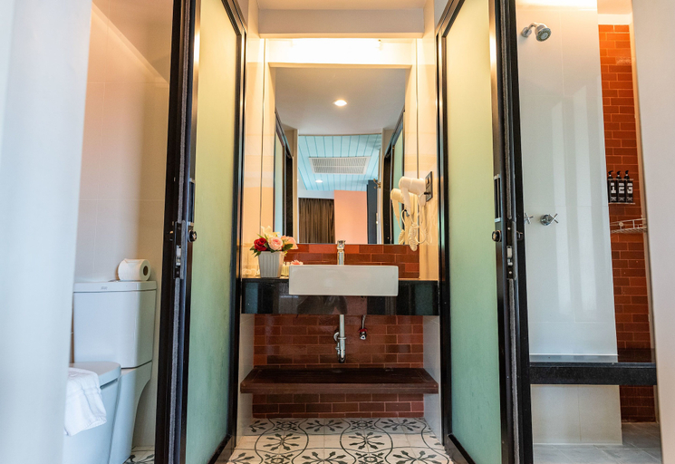 Bathroom 5, Dang Derm in The Park Khaosan, Phra Nakhon