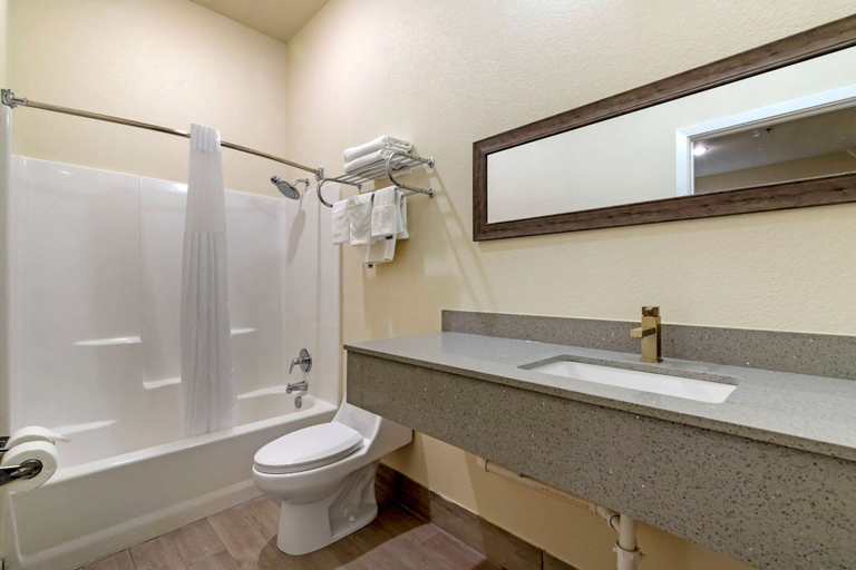 Bathroom 5, Quality Inn & Suites Elgin, Bastrop