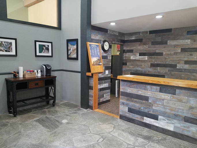 Public Area, Mammoth Ski & Racquet Club, Mono