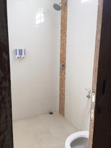 Bathroom 4, Laksmi Guest House, Badung