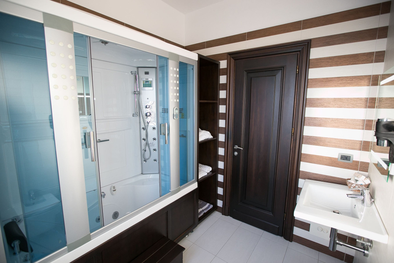 Bathroom 5, Hotel Victoria, Tiranës