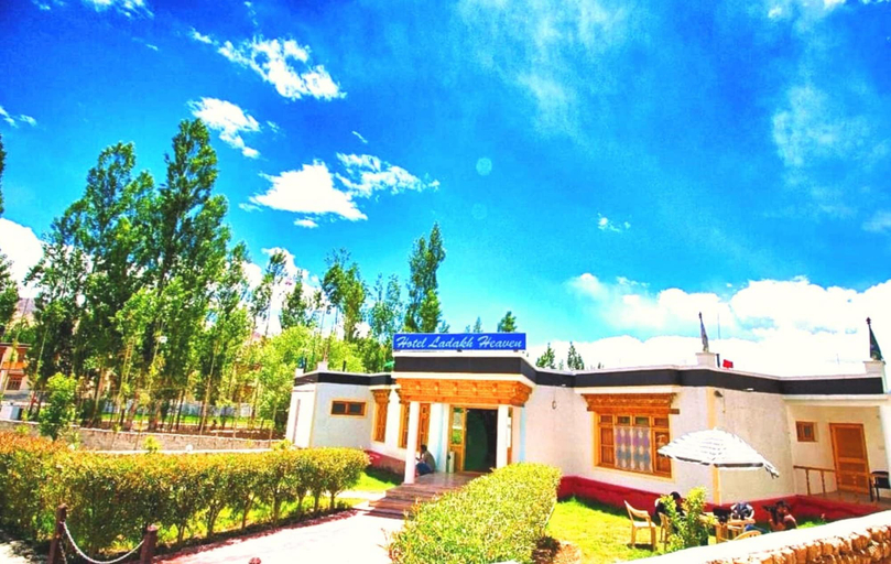 Exterior & Views