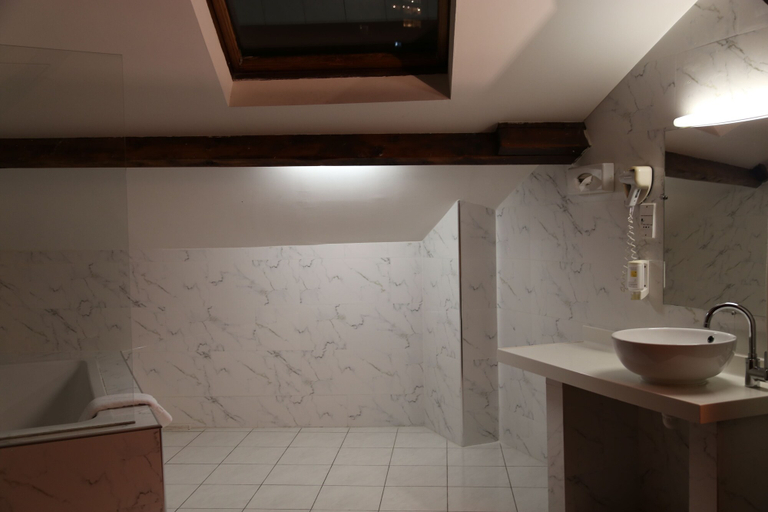 Bathroom 5, Hôtel Princesse Isabelle, Hauts-de-Seine