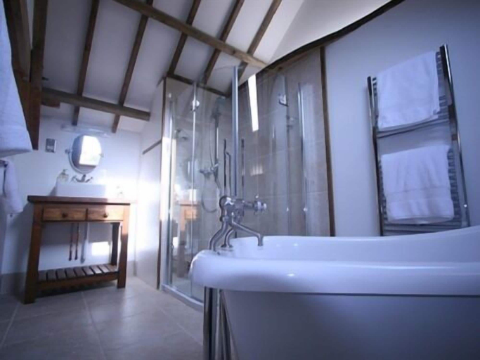 Bathroom 2, Jabajak Vineyard Restaurant With Rooms, Carmarthenshire