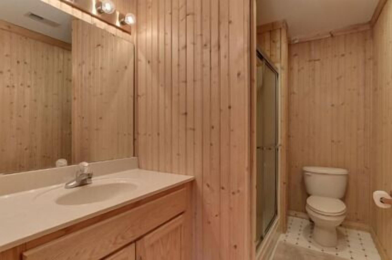 Bathroom 4, Horseshow Hideaway – Pet Friendly Cabin, 7 Minutes to TIEC, Rutherford