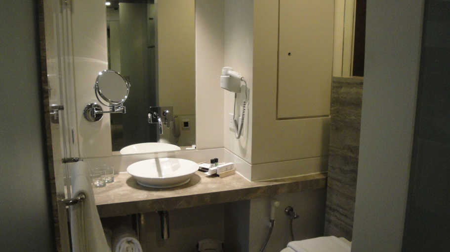 Bathroom 5, Maya Hotel, Chandigarh