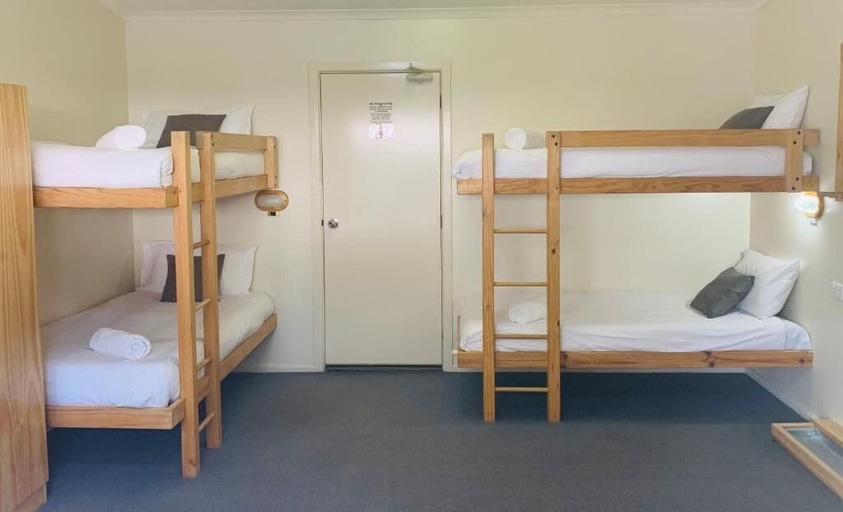 Bedroom 3, Ski Rider Hotel, Snowy River