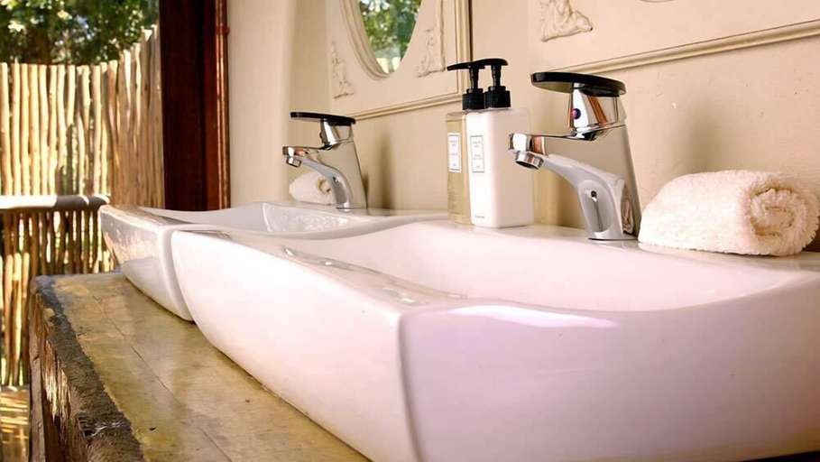 Bathroom 4, Caracal Lodge, Ehlanzeni