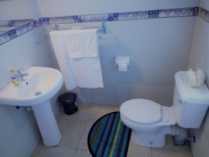 Bathroom, Sea Breeze villas, Msambweni