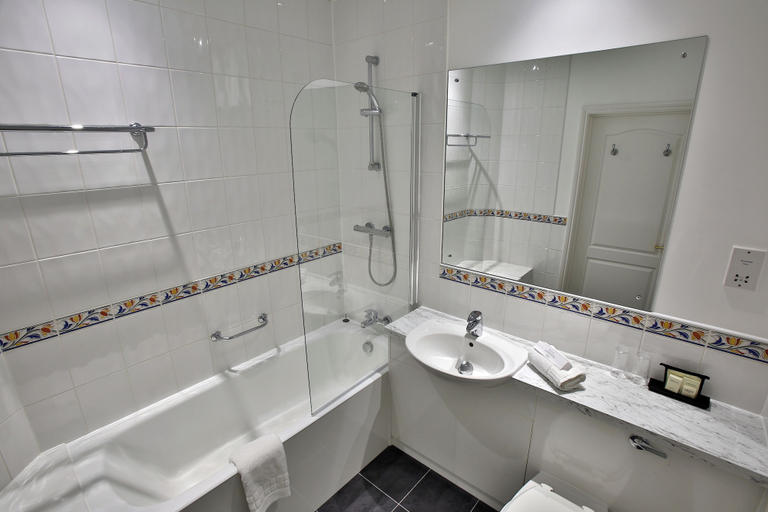 Bathroom 4, Quorn Grange Hotel, Leicestershire