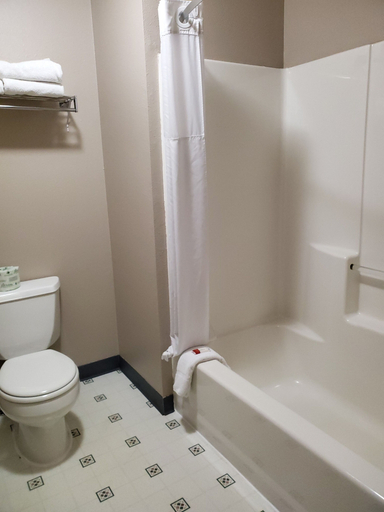 Bathroom 4, Super 8 by Wyndham Belgrade/Bozeman Airport, Gallatin