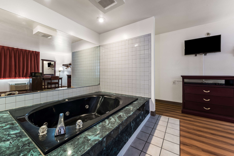 Bathroom 4, Super Stay Plus, Hamblen