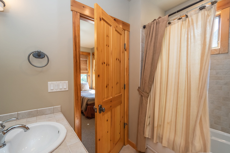 Bathroom 4, All Seasons Pass, Garrett