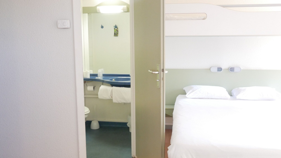 Bedroom 3, ibis budget Narbonne Sud, Aude