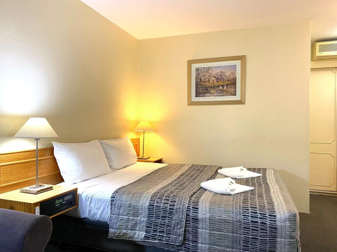 Bedroom 2, Gateway Motor Inn, Narrandera