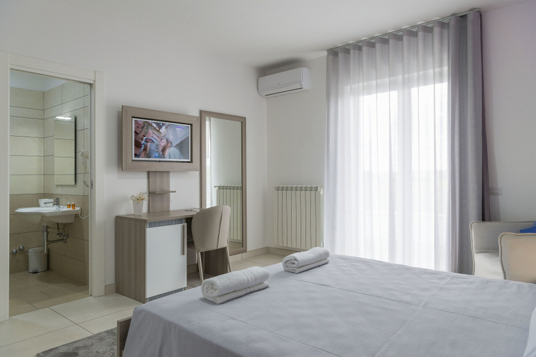 Bedroom 5, Hotel America, Salerno