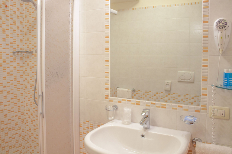 Bathroom 5, The Lighthouse Rooms, Verona