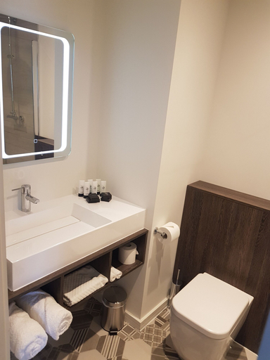 Bathroom 4, Base Accommodation Dingle