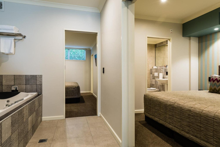 Bedroom 3, Pebble Beach Motor Inn, Hastings