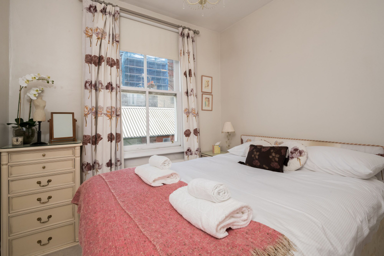 Bedroom 3, Charming Chelsea Home by the River Thames, London