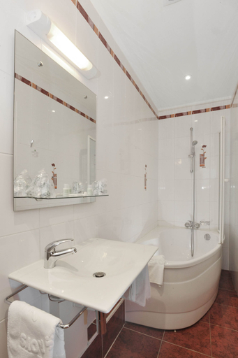 Bathroom 4, A l'Hotel des Roys, Yvelines