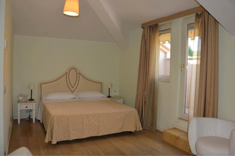 Bedroom 2, Grand Hotel Regina, Parma