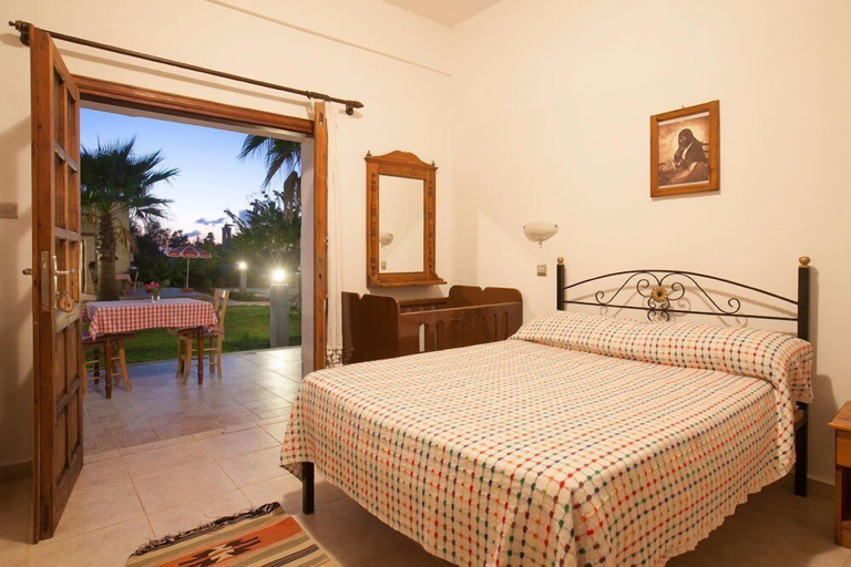 Bedroom 2, Glaro Garden Hotel