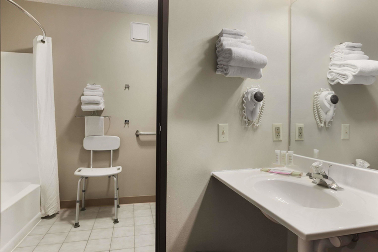 Bathroom 4, Super 8 by Wyndham Sioux Falls/41st Street, Minnehaha