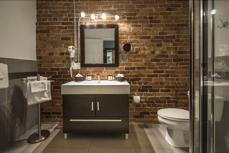 Bathroom 4, Hotel Abri du Voyageur, Montréal