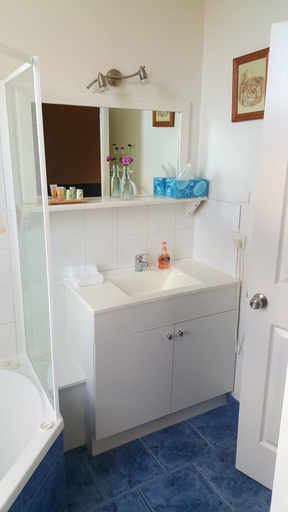 Bathroom 3, Bears Went Over The Mountain Hotel, Huon Valley