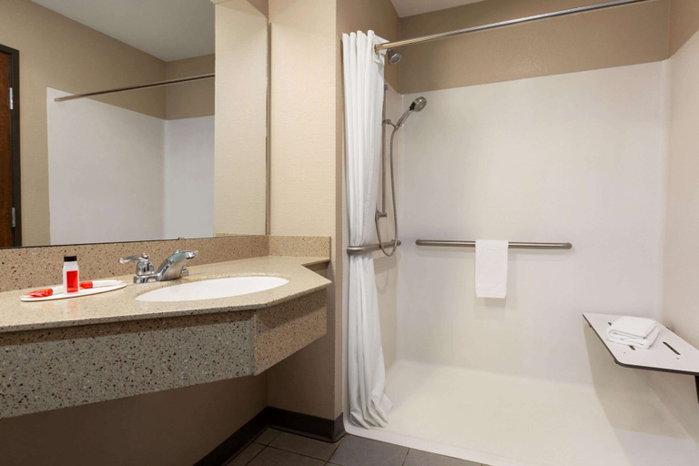Bathroom 4, Super 8 by Wyndham Hannibal, Marion