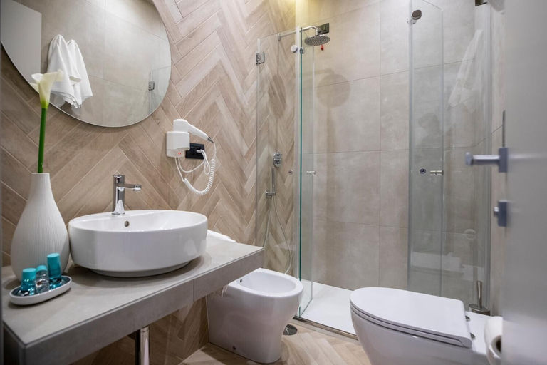 Bathroom 4, Hotel Europa, Salerno