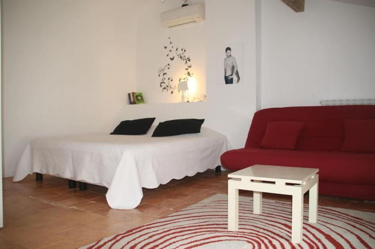 Bedroom 5, Aux Pots Bleus, Hérault